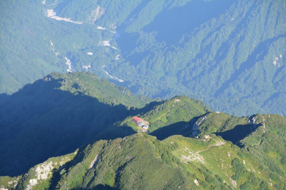 剱岳山頂から見る早月小屋と番場島