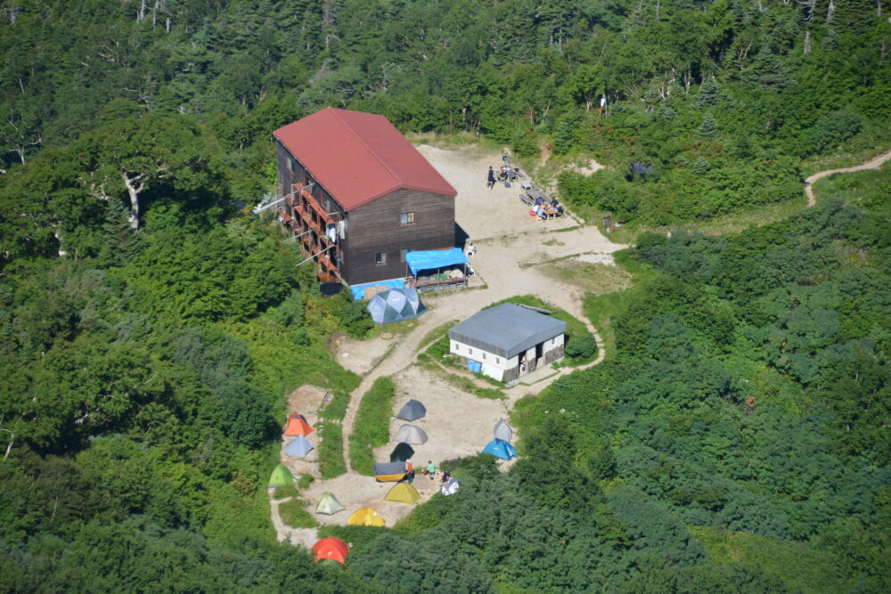 上から見た剱岳の早月小屋