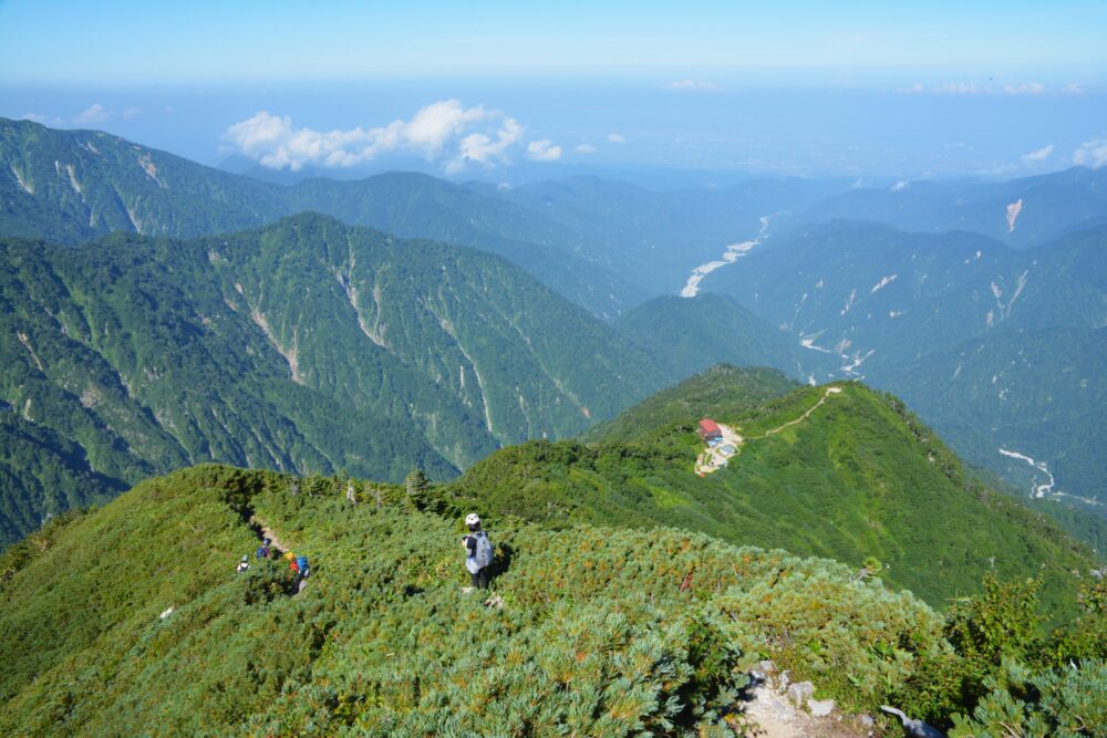 剱岳の早月尾根を歩く登山者