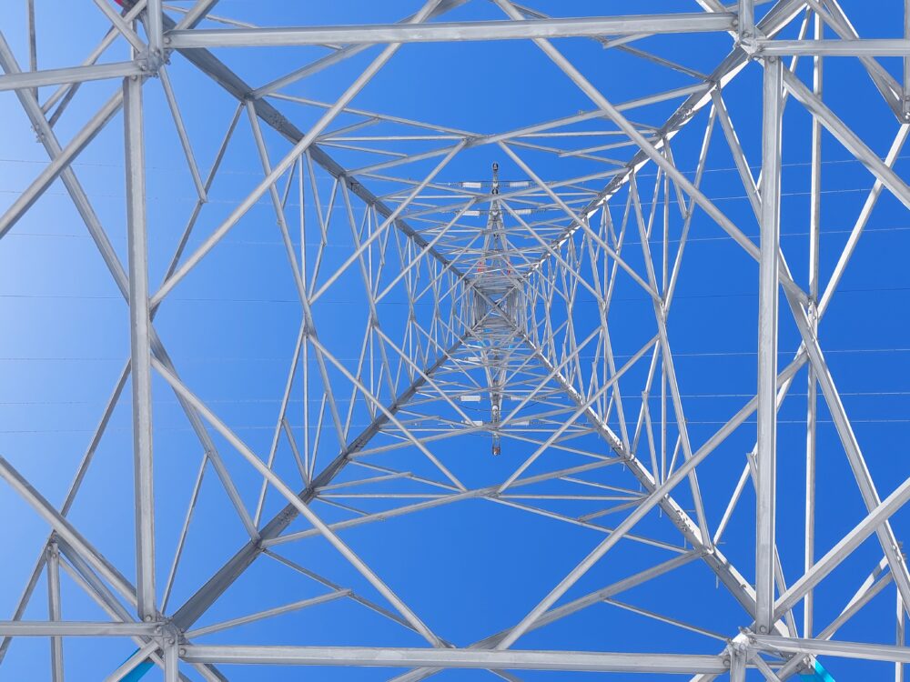 下から見上げる鉄塔
