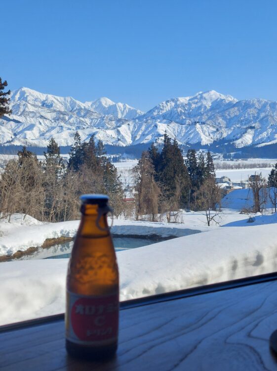 見晴らしの湯こまみのから見た越後三山とオロナミンC