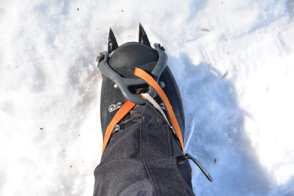 アイゼンを装着した靴