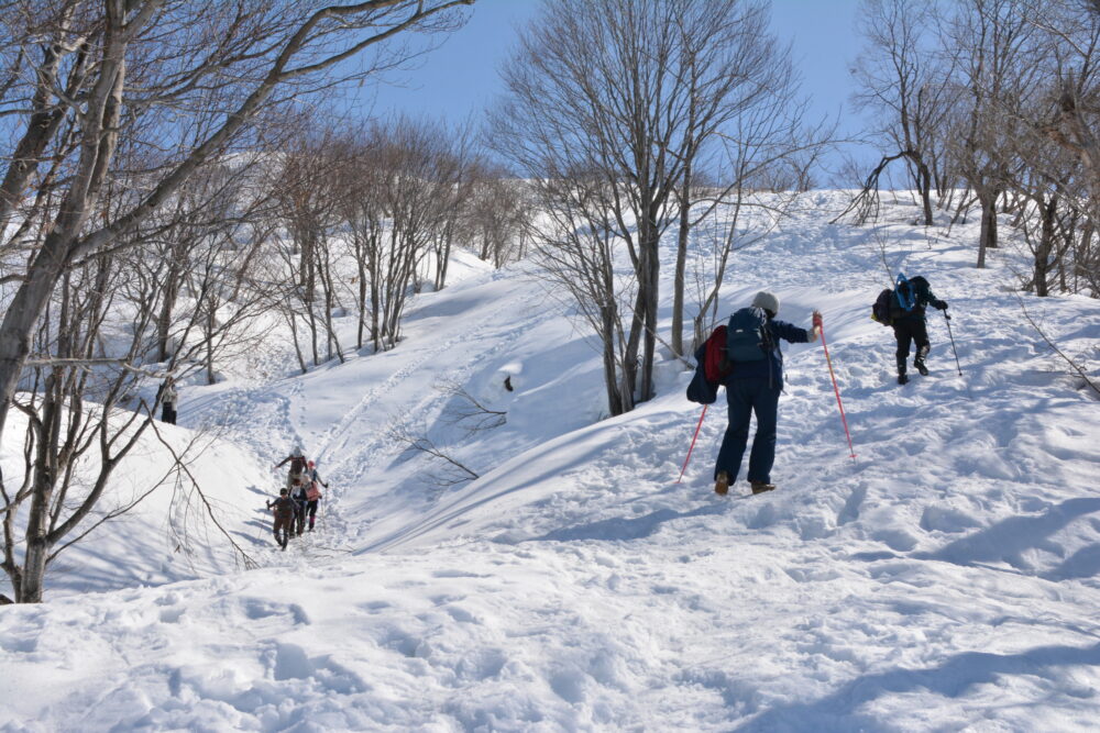 雪の大力山を登る人たち