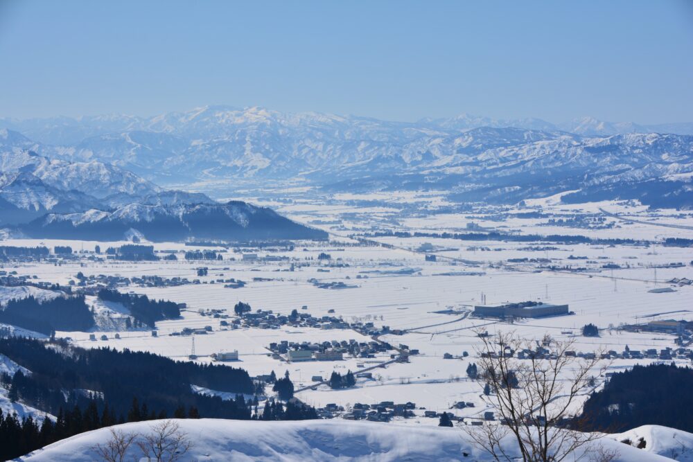 雪の大力山山頂から眺めた南魚沼市の雪景色