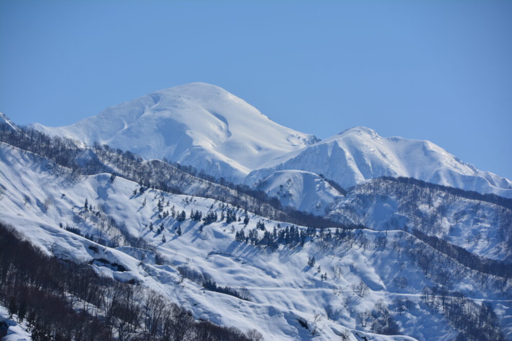 雪の大力山山頂から眺めた中ノ岳