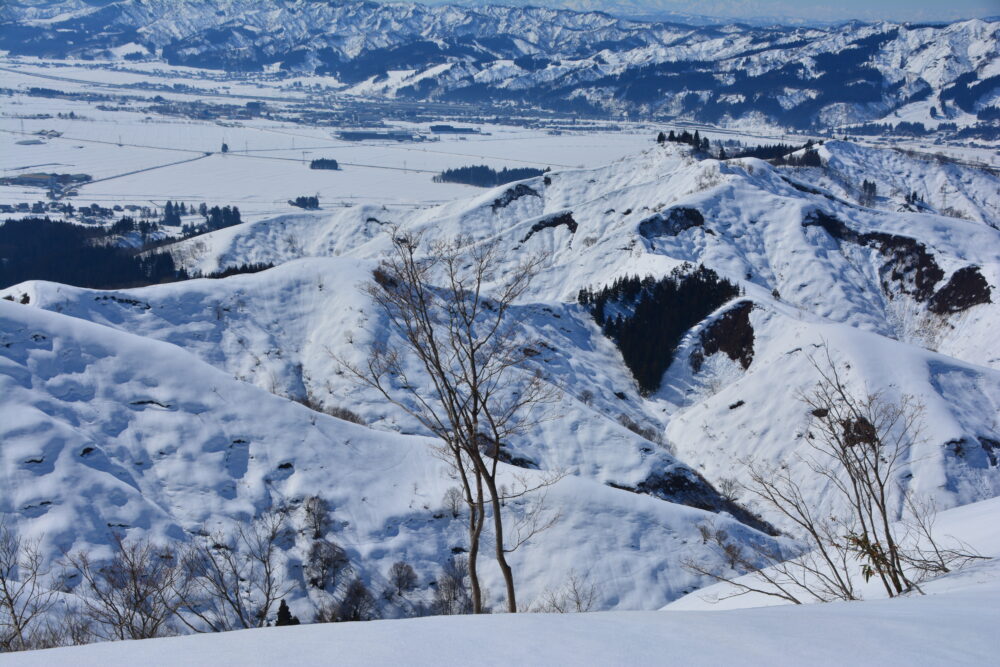 雪の大力山山頂から眺めた尾根