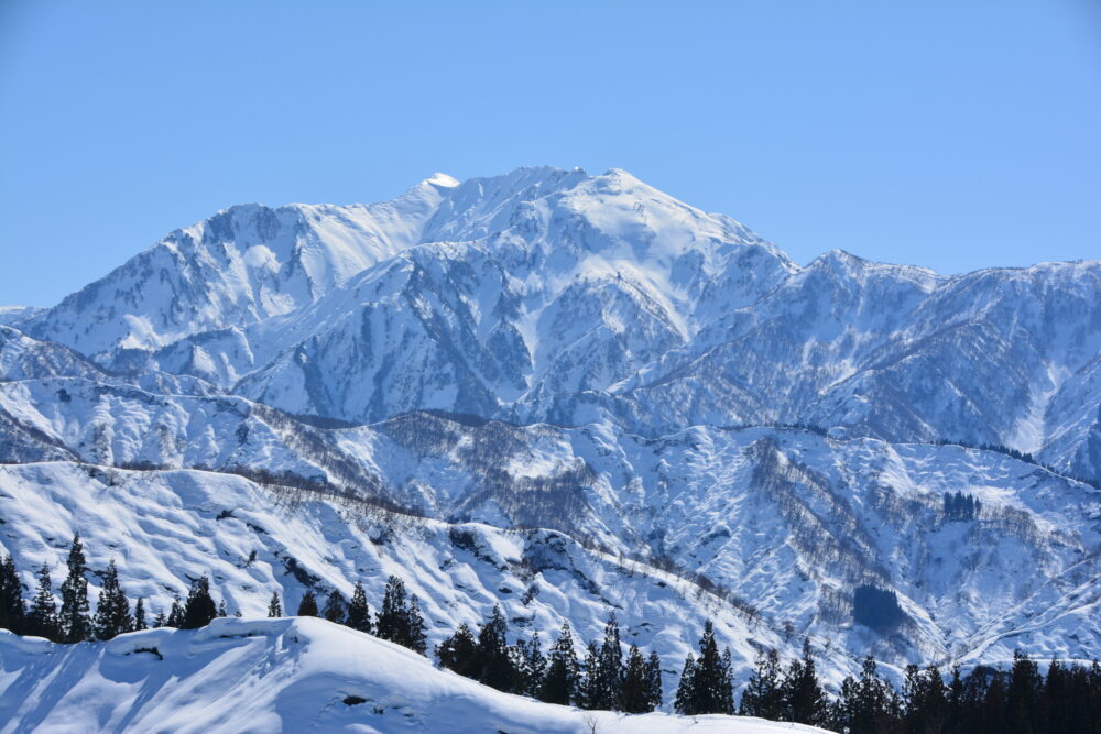 雪の大力山山頂から眺めた八海山