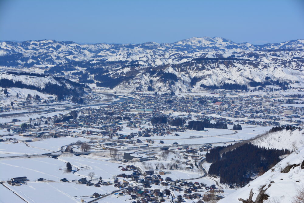 大力山から見る雪の魚沼の町並み