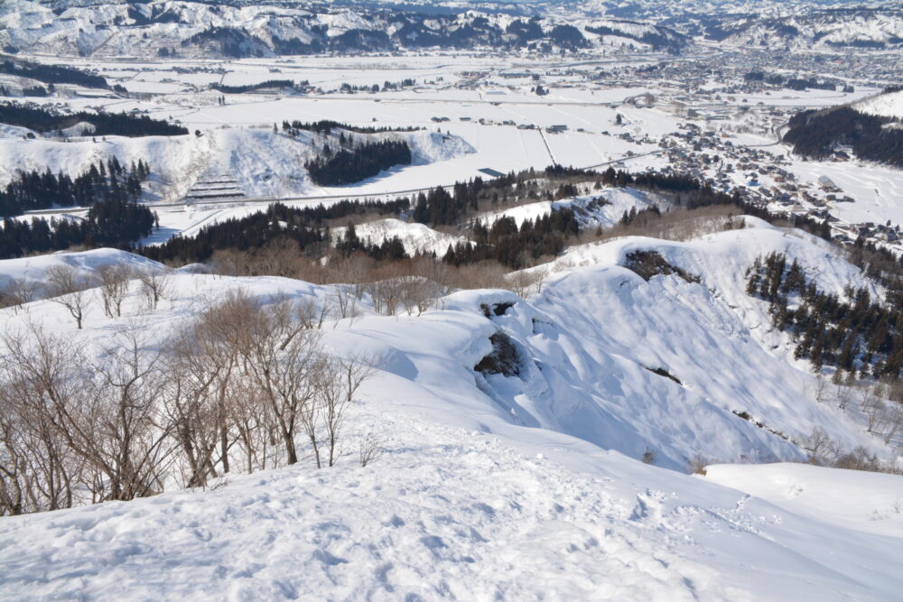 雪の大力山の尾根