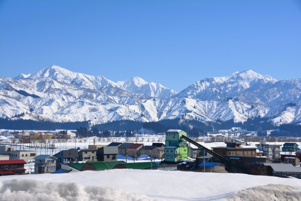 見晴らしの湯こまみの近くの道から眺めた越後三山