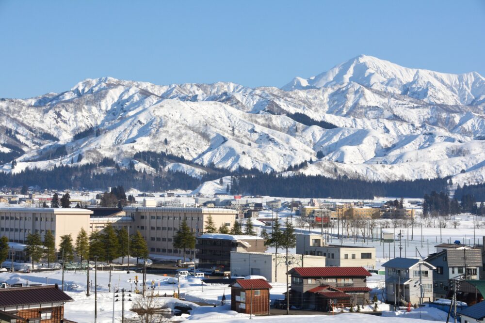 見晴らしの湯こまみの近くの道から眺めた大力山と越後駒ヶ岳