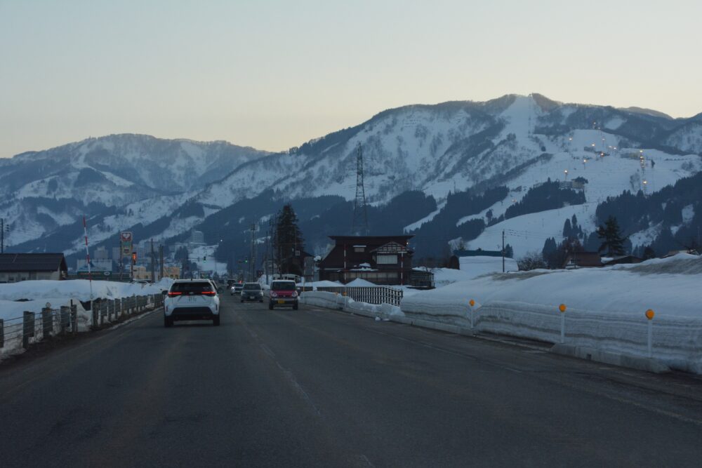 夕暮れの湯沢の道