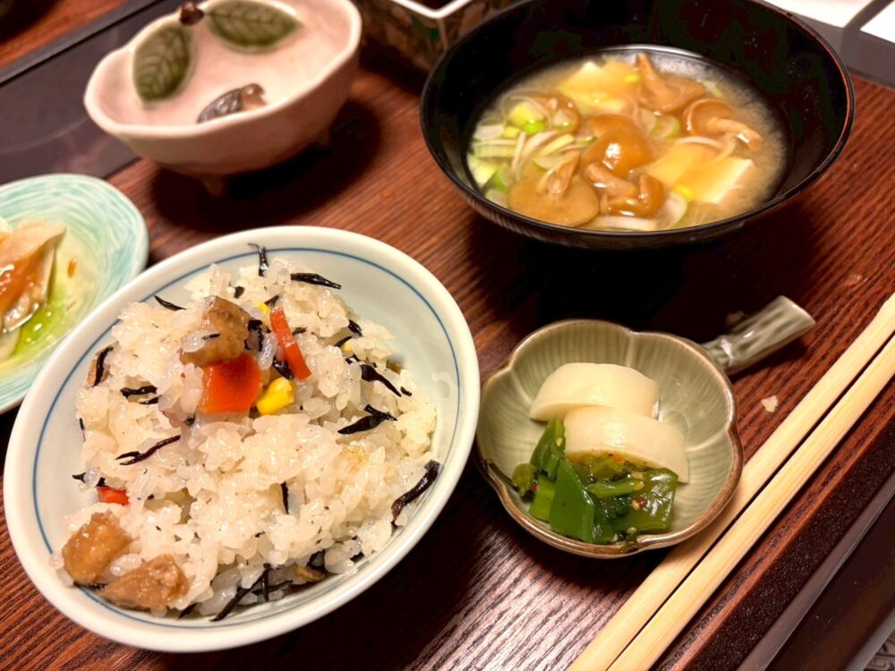 逆巻温泉 川津屋の夕食のひじき炊き込みご飯となめこの味噌汁