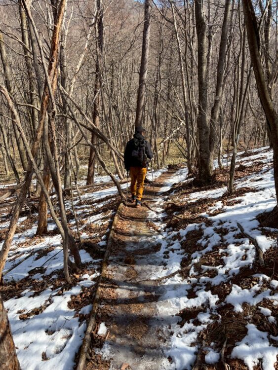 浅間隠山の凍結した登山道を歩く登山者(ハイカー)