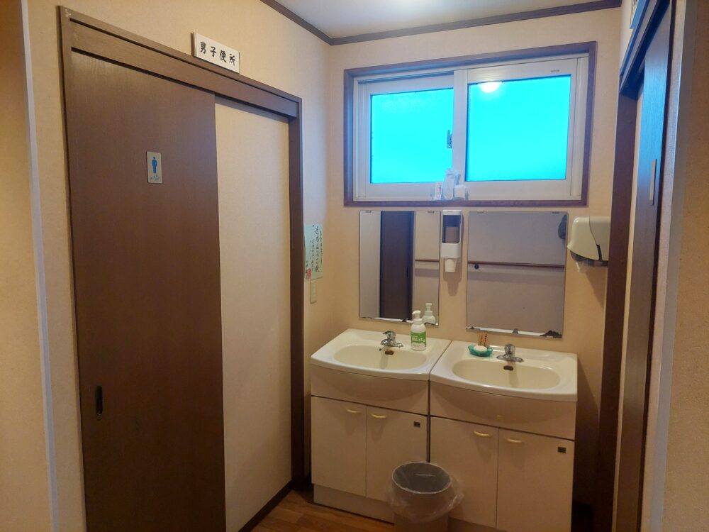 逆巻温泉 川津屋のトイレ&洗面所