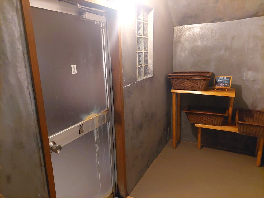 逆巻温泉 川津屋の洞窟風呂の脱衣所