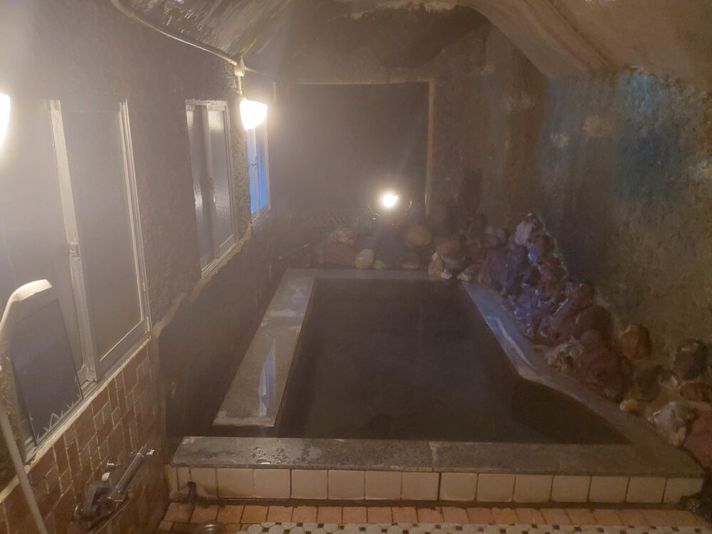逆巻温泉 川津屋の洞窟風呂