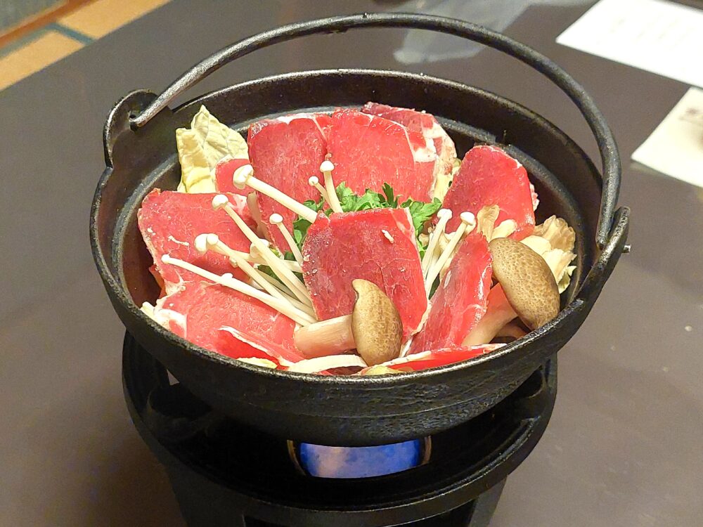 逆巻温泉 川津屋のジビエ料理(ツキノワグマの熊鍋)