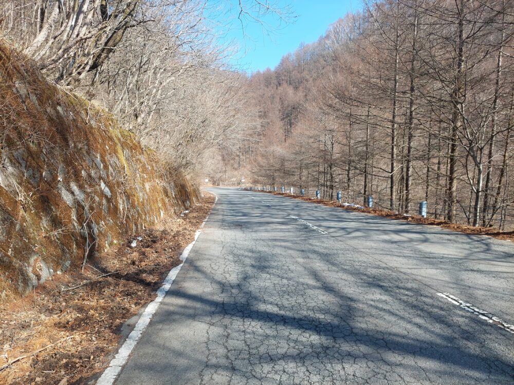 浅間隠山の登山者専用駐車場から登山口へ向かう道