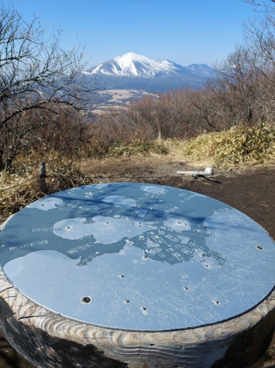 浅間隠山山頂にある山座同定盤と浅間山