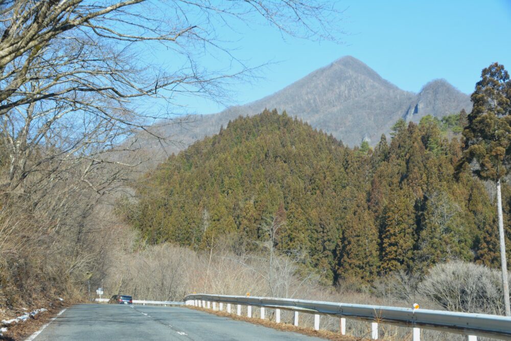 麓の県道から見た浅間隠山