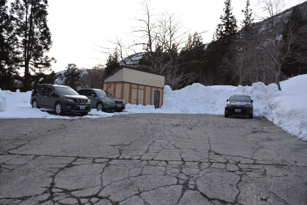 逆巻温泉 川津屋の駐車場