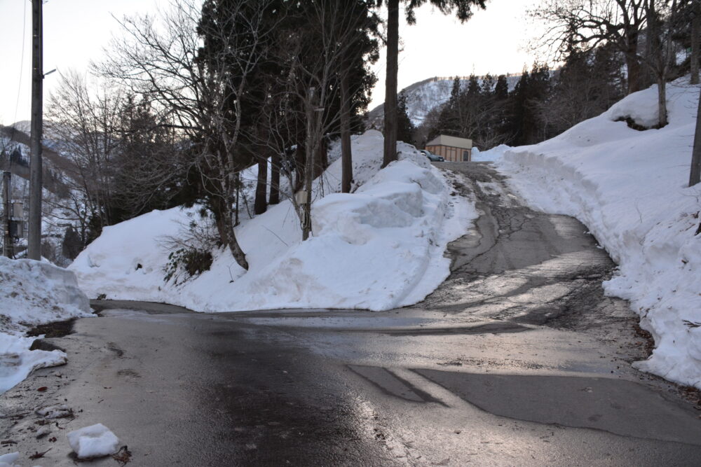 逆巻温泉 川津屋手前の駐車場へと続くヘアピンカーブ