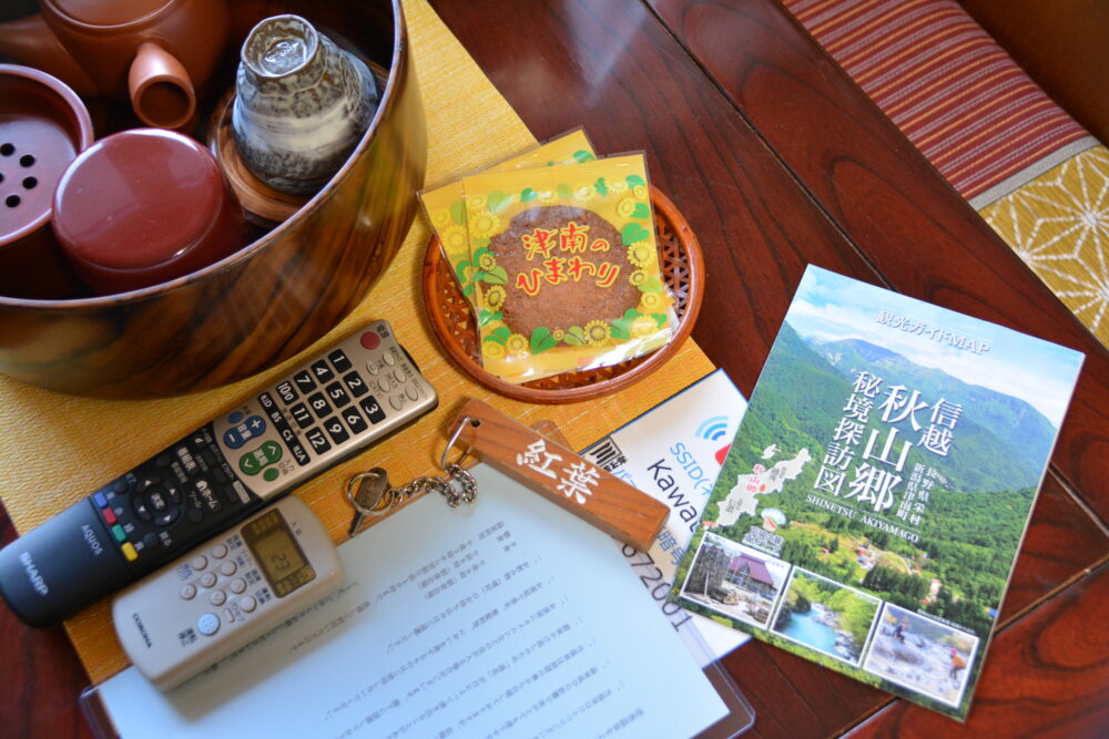 逆巻温泉 川津屋のお部屋に置いてあったお菓子やテレビのリモコン、案内書き・Wifiパスワード