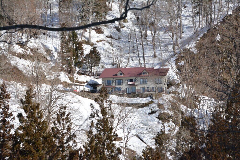 冬の下から見た逆巻温泉 川津屋の外観