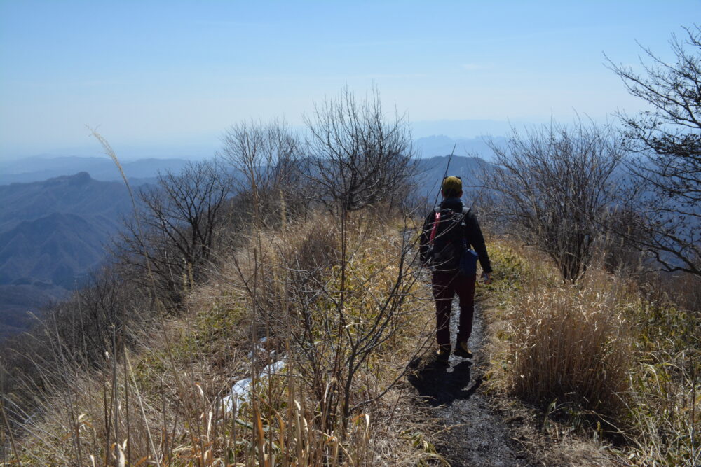 浅間隠山の尾根道を歩く登山者