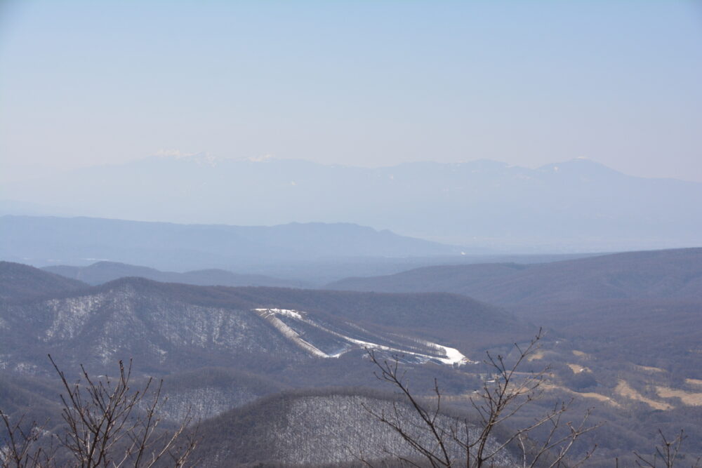 浅間隠山山頂から眺めた八ヶ岳と軽井沢スノーパーク