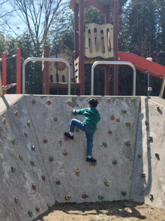 秋葉の森総合公園・バーベキュー広場の遊具で遊ぶ子供