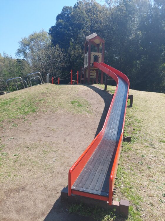 秋葉の森総合公園・バーベキュー広場の遊具（すべり台）