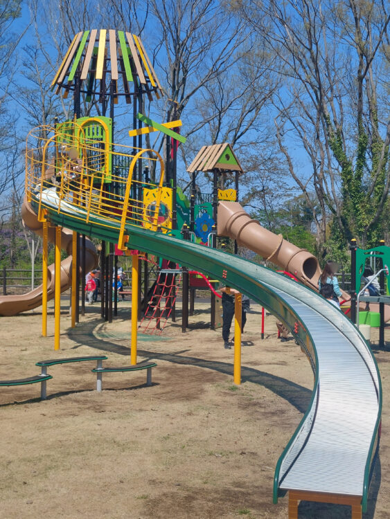 秋葉の森総合公園・アスレチック広場の大型遊具のローラースライダー（すべり台）