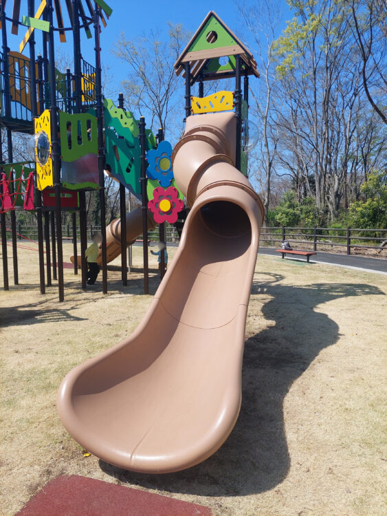 秋葉の森総合公園・アスレチック広場の大型遊具のスライダー（すべり台）