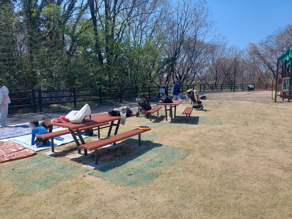 秋葉の森総合公園・アスレチック広場のベンチ・テーブル