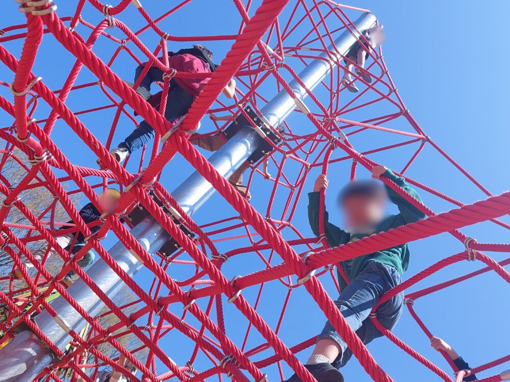秋葉の森総合公園・アスレチック広場の大型遊具（ネットジャングルジム）で遊ぶ子供たち