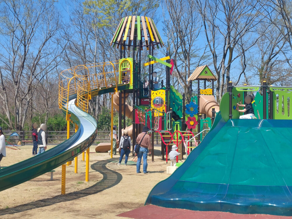 秋葉の森総合公園・アスレチック広場の大型遊具で遊ぶ子供たち