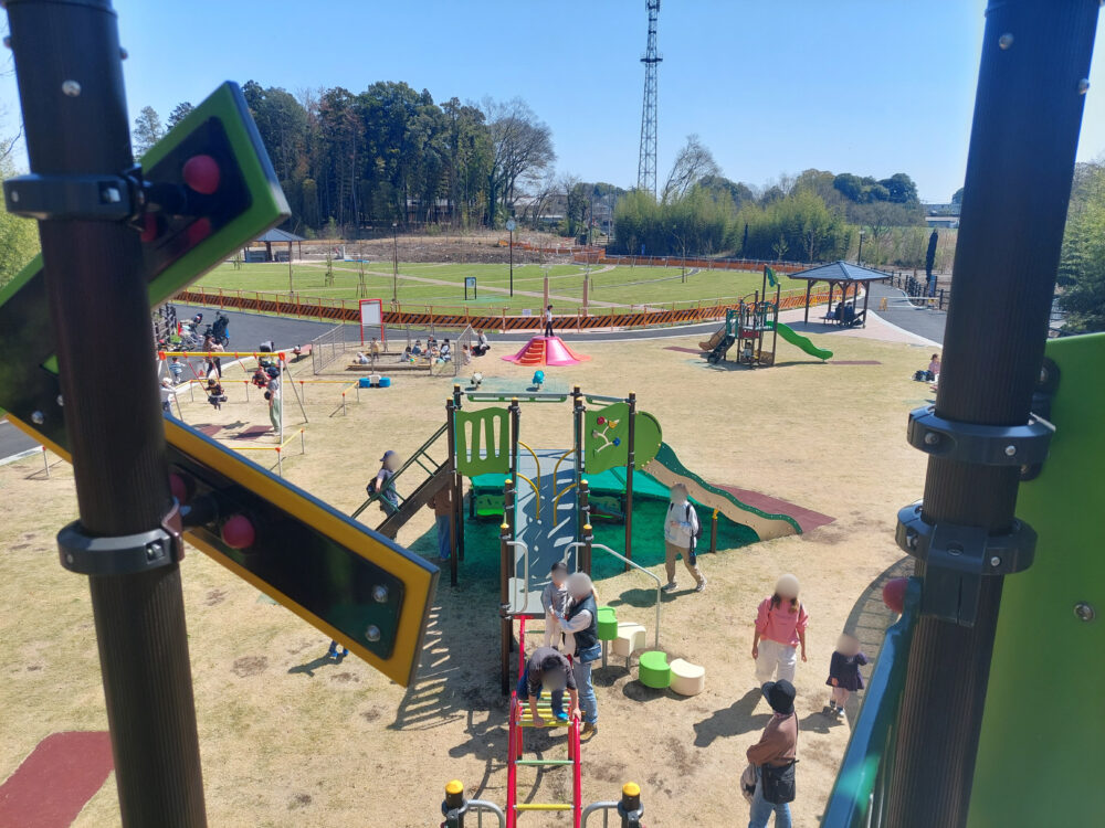 秋葉の森総合公園・アスレチック広場の大型遊具から見たアスレチック広場