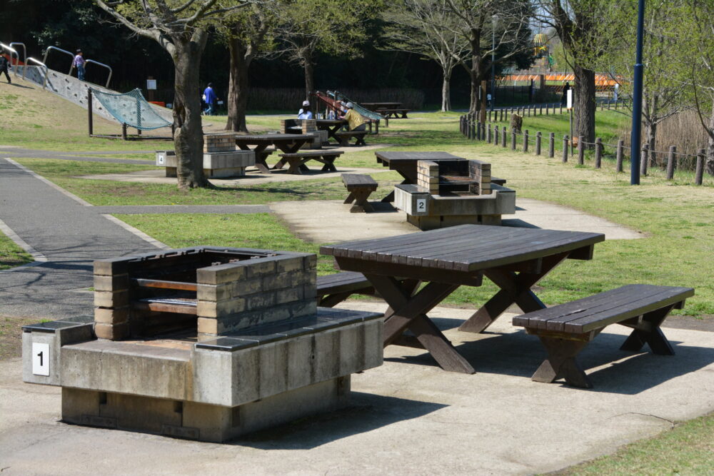 秋葉の森総合公園・バーベキュー広場のかまどとベンチテーブル