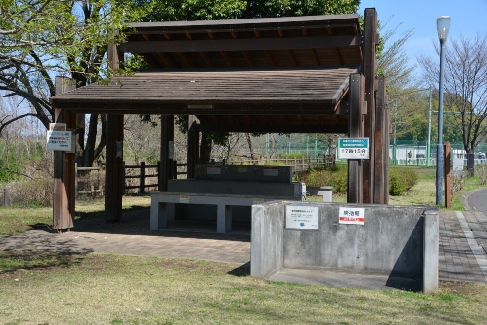 秋葉の森総合公園・バーベキュー広場の炊事場・炭捨て場