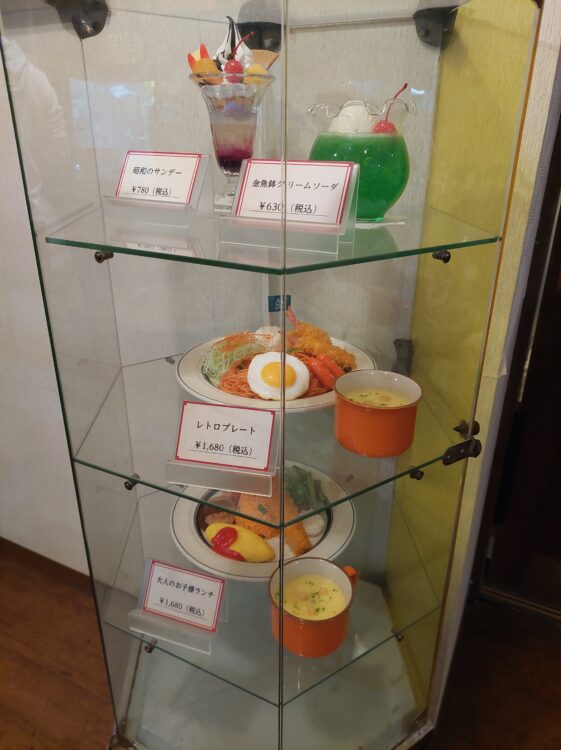 玉川温泉の昭和レトロ溢れる純喫茶風ディスプレイ