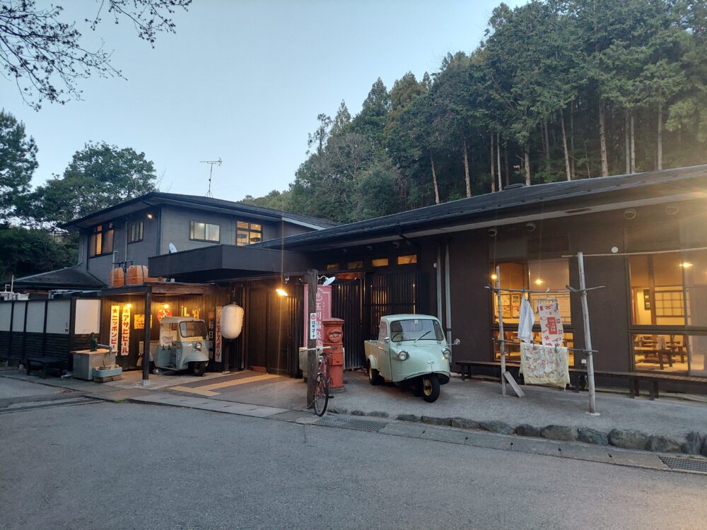 夕暮れ時の玉川温泉外観