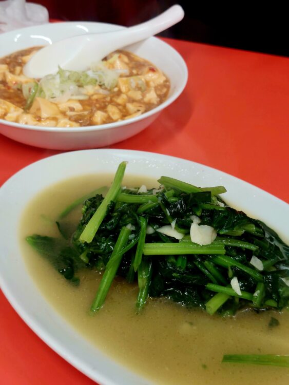味仙の青菜炒めと麻婆豆腐