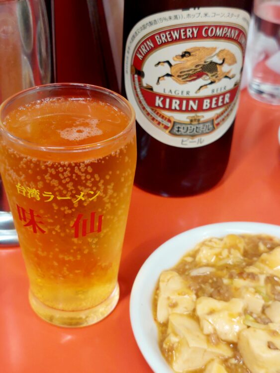 味仙の名前の入ったビールグラス