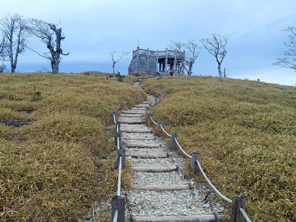大台ヶ原・日出ヶ岳山頂に続く道と展望台