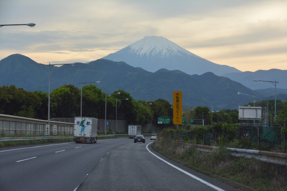 東名高速道路から見える富士山