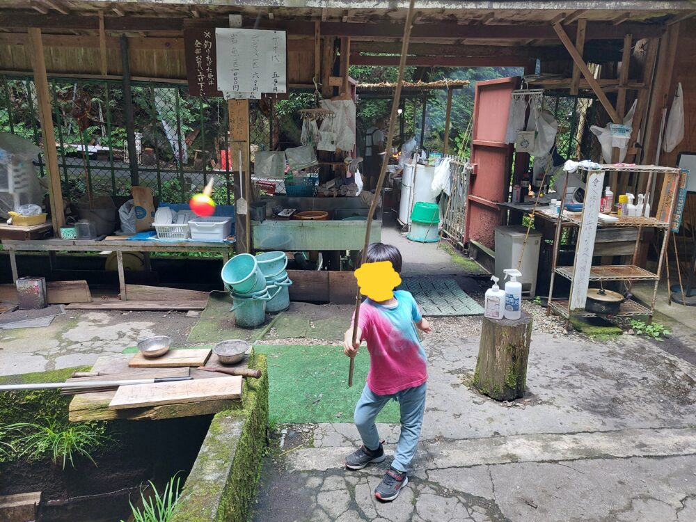 黒山園/黒山三滝お休み処で釣り竿を持つ子供