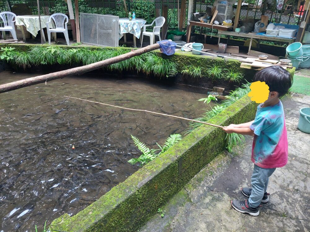黒山園/黒山三滝お休み処で釣りをしている男の子