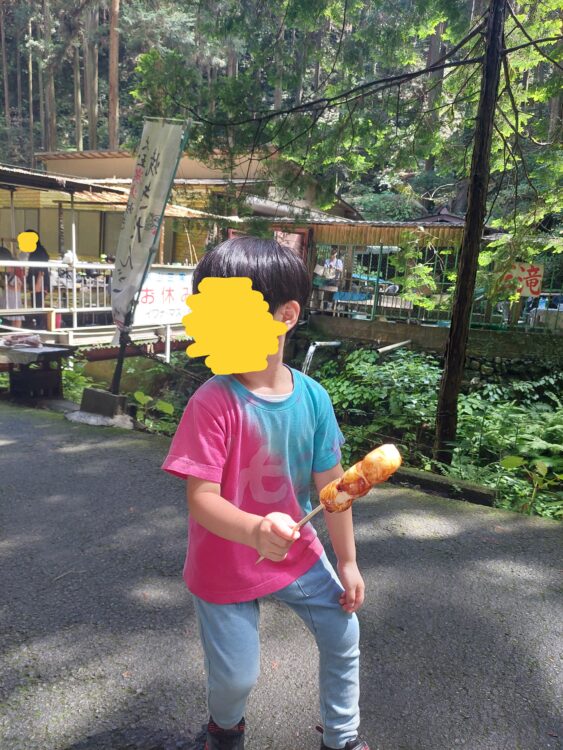 黒山園/黒山三滝お休み処で焼きだんごを持っている子供